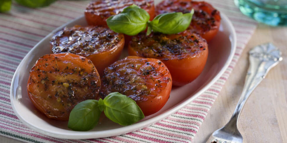 STEKTE TOMATER: Del tomatene i to. Dryss på salt, pepper og oregano.
Stekes i ildfast form til de har fått litt gyllen farge, ca. 225 °C i ca. 10 minutter. STEKTE TOMATER: Del tomatene i to. Dryss på salt, pepper og oregano.
Stekes i ildfast form til de har fått litt gyllen farge, ca. 225 °C i ca. 10 minutter.