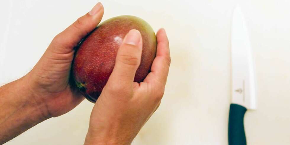 FLERE MÅTER: Det finnes flere måter å skrelle og dele opp en mango på. FLERE MÅTER: Det finnes flere måter å skrelle og dele opp en mango på.