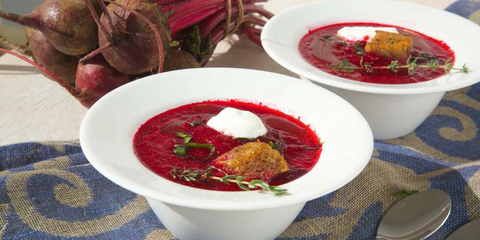 Viktige vitaminer: De fleste vitaminene du trenger i svangerskapet kan du få i deg gjennom maten. En rødbetsuppe for eksempel, gir deg både C-vitaminer, kalsium og jern. Viktige vitaminer: De fleste vitaminene du trenger i svangerskapet kan du få i deg gjennom maten. En rødbetsuppe for eksempel, gir deg både C-vitaminer, kalsium og jern.