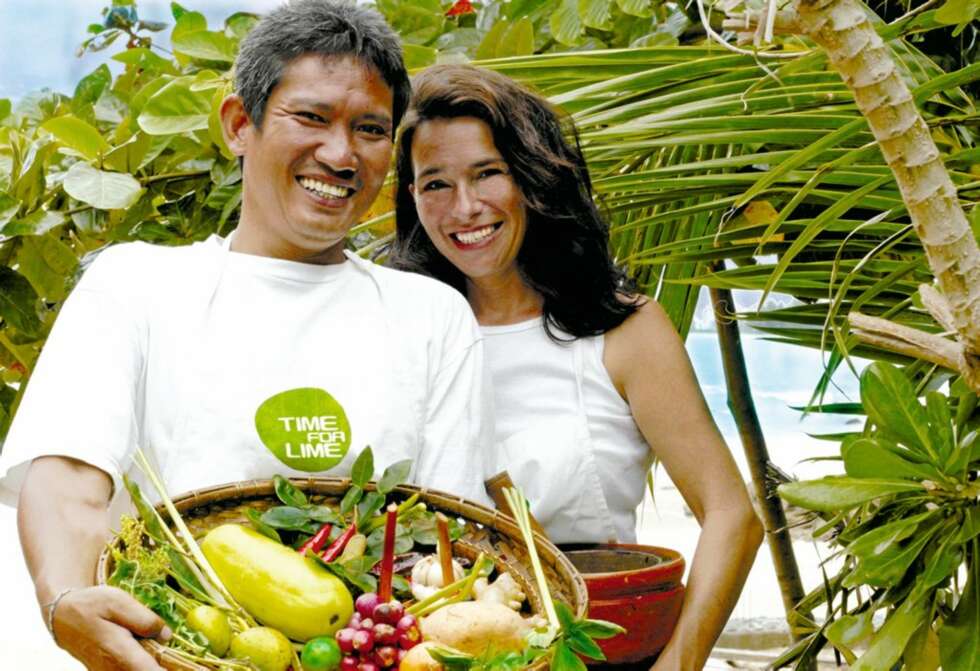 MORO MED MAT: - Velkommen til verdens vakreste kjøkken, ønsker norsk-amerikanske Junie Kovacs og thaikokken Noum ved matskolen Time for Lime i Thailand. Kovac er også bokaktuell med "Tid for Thai", skrivet sammen med Aftenpostens Yngve Ekern. MORO MED MAT: - Velkommen til verdens vakreste kjøkken, ønsker norsk-amerikanske Junie Kovacs og thaikokken Noum ved matskolen Time for Lime i Thailand. Kovac er også bokaktuell med "Tid for Thai", skrivet sammen med Aftenpostens Yngve Ekern.