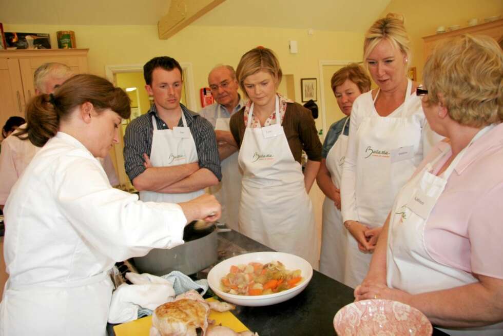 IRSK MATKURS? Ja, det bør du prøve! Vil du overraske med nye, sunne og smaksrike retter, skal du lete lenge etter en bedre læremester enn Liz Moore ved Belle Isle School of Cookery i Nord-Irland. IRSK MATKURS? Ja, det bør du prøve! Vil du overraske med nye, sunne og smaksrike retter, skal du lete lenge etter en bedre læremester enn Liz Moore ved Belle Isle School of Cookery i Nord-Irland.
