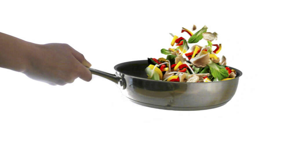 PANNETRIKS: Snu grønnsakene uten stekespade. PANNETRIKS: Snu grønnsakene uten stekespade.