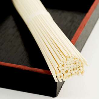 UDON-NUDLER: Lange, tykke nudler. Tynnere varianter er somen og soba. UDON-NUDLER: Lange, tykke nudler. Tynnere varianter er somen og soba.