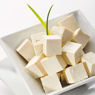 TOFU: Det kan minne om terninger av fetaost, men er en masse laget av soyamelk. Tofu er vanlig i vegetarisk kosthold. TOFU: Det kan minne om terninger av fetaost, men er en masse laget av soyamelk. Tofu er vanlig i vegetarisk kosthold.