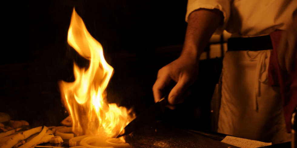 FLAMBERING: En kokk som leker med ilden er et imponerende skue. Flambering gjør at alkoholen fordamper, mens litt av smaken fra brennevinet krydrer maten. FLAMBERING: En kokk som leker med ilden er et imponerende skue. Flambering gjør at alkoholen fordamper, mens litt av smaken fra brennevinet krydrer maten.