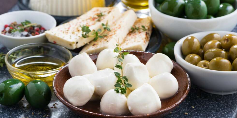 FETA OG MOZZARELLA: Disse kan du trygt spise når du er gravid, så lenge de er ferske. FETA OG MOZZARELLA: Disse kan du trygt spise når du er gravid, så lenge de er ferske.