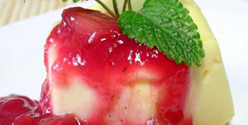 DESSERT: Vaniljebavaois med rød saus. Foto: Istockphoto DESSERT: Vaniljebavaois med rød saus. Foto: Istockphoto
