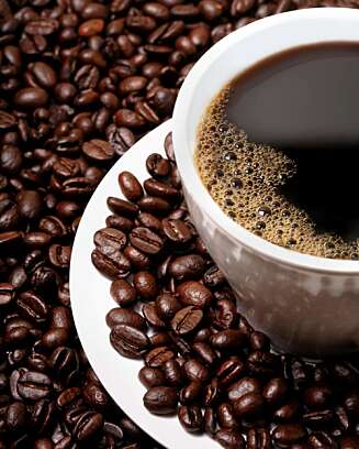 DYR KAFFEKOPP: Widerøe og SAS serverer kaffe til alle på morgenflygninger, mens Norwegian tar 20 kroner for kaffekoppen. DYR KAFFEKOPP: Widerøe og SAS serverer kaffe til alle på morgenflygninger, mens Norwegian tar 20 kroner for kaffekoppen.