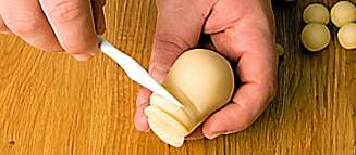 5. Marker rynkene på nesen med kniv. 5. Marker rynkene på nesen med kniv.
