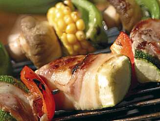 SQUASH: En av de beste grønnsakene å grille er squash. Hva med å surre litt bacon rundt? SQUASH: En av de beste grønnsakene å grille er squash. Hva med å surre litt bacon rundt?