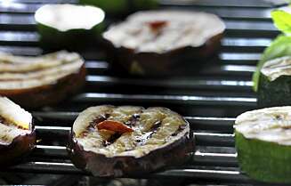 GRØNT PÅ GRILLEN: Squash og aubergine er blant de enkelste grønnsakene å legge på grillen. GRØNT PÅ GRILLEN: Squash og aubergine er blant de enkelste grønnsakene å legge på grillen.