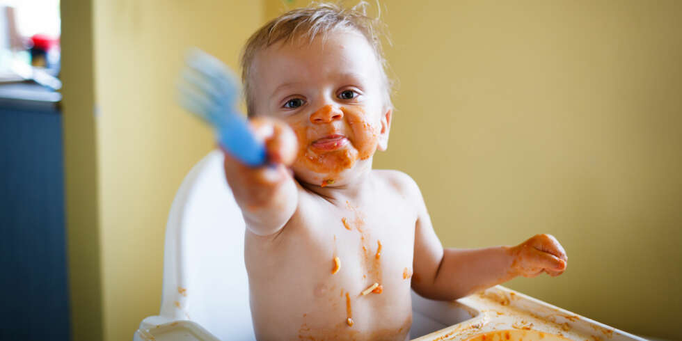 LA BABYEN SPISE SELV: - Ved å få mate seg selv styrer barnet dette i sitt eget tempo og spiser etter sin egen sult og metthet, akkurat som når barnet ammer, sier Rut Anne Thomassen er klinisk ernæringsfysiolog ved barneklinikken på Ullevål sykehus, og forfatter av boka Bare barnemat. LA BABYEN SPISE SELV: - Ved å få mate seg selv styrer barnet dette i sitt eget tempo og spiser etter sin egen sult og metthet, akkurat som når barnet ammer, sier Rut Anne Thomassen er klinisk ernæringsfysiolog ved barneklinikken på Ullevål sykehus, og forfatter av boka Bare barnemat.