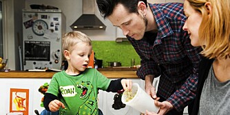 UTEN MELK OG GLUTEN: Ask, pappa Kjetil og mamma Une spiser nå samme mat. Foto: Anne Elisabeth Næss. UTEN MELK OG GLUTEN: Ask, pappa Kjetil og mamma Une spiser nå samme mat. Foto: Anne Elisabeth Næss.