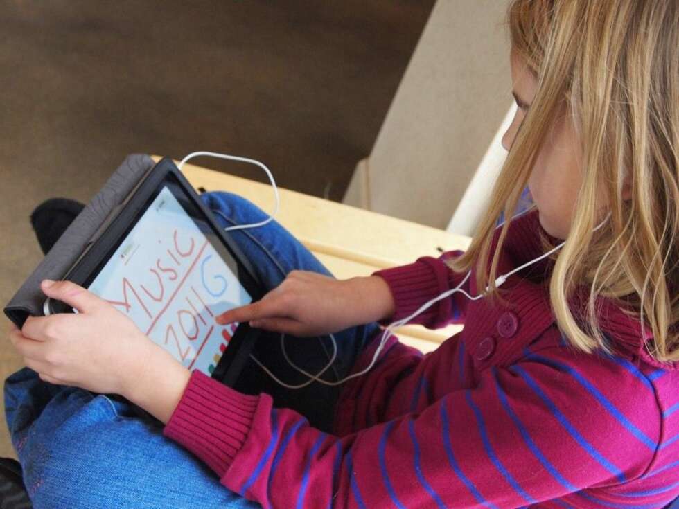 VIS VETT: Det finnes måter å begrense stråling på, som å bruke kabel til internett fremfor trådløs tilknytning, og å sette telefonen i flight-modus når du ikke bruke den. VIS VETT: Det finnes måter å begrense stråling på, som å bruke kabel til internett fremfor trådløs tilknytning, og å sette telefonen i flight-modus når du ikke bruke den.
