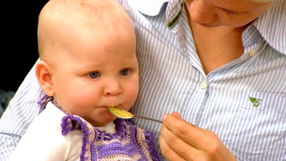 KYLLINGSUPPE: Denne kyllingsuppa passer kjempegodt til hele familien, og babyen liker ofte de ulike smakene blandet sammen. KYLLINGSUPPE: Denne kyllingsuppa passer kjempegodt til hele familien, og babyen liker ofte de ulike smakene blandet sammen.