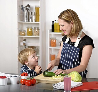 LAG MAT SAMMEN: Å involvere barn i matlagingen kan øke sjansene for at de smaker på den og spiser den opp, mener klinisk ernæringsfysiolog Rut Anne Thomassen. LAG MAT SAMMEN: Å involvere barn i matlagingen kan øke sjansene for at de smaker på den og spiser den opp, mener klinisk ernæringsfysiolog Rut Anne Thomassen.