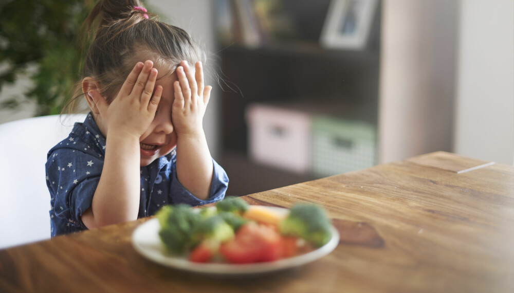 BARN OG GRØNNSAKER: Det kan være utfordrende å få barna til å spise de viktige næringsstoffene som følger grønnsaker, fisk og grovbrød. Her får du ti tips som kan forenkle prosessen. Foto: Gettyimages.com. BARN OG GRØNNSAKER: Det kan være utfordrende å få barna til å spise de viktige næringsstoffene som følger grønnsaker, fisk og grovbrød. Her får du ti tips som kan forenkle prosessen. Foto: Gettyimages.com.
