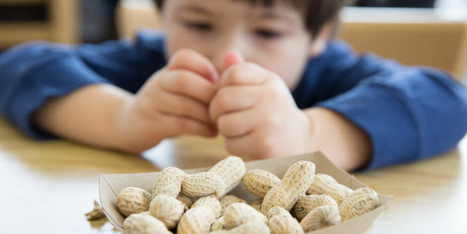 HYPERALLERGI: Hyperallergi hos barn kan gi bekymringer for både foreldrene og barnet, og barnet kan vegre seg for å dra i bursdager og være sosial. Slik takler dere det. HYPERALLERGI: Hyperallergi hos barn kan gi bekymringer for både foreldrene og barnet, og barnet kan vegre seg for å dra i bursdager og være sosial. Slik takler dere det.