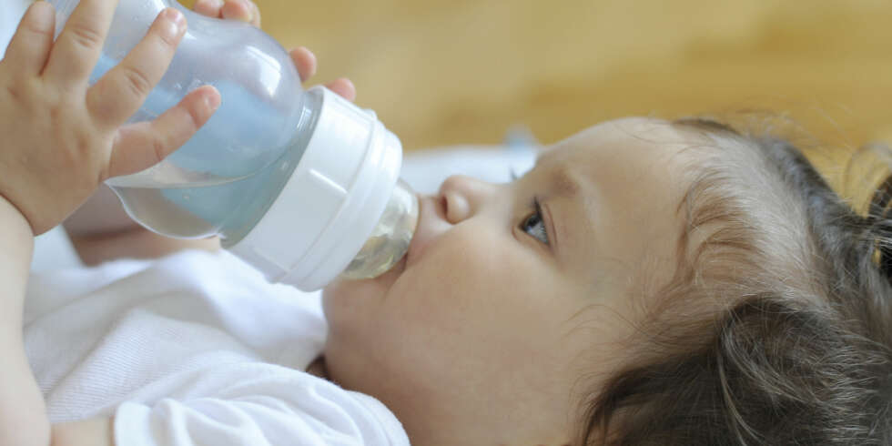 DRIKKE TIL BABY: Er du usikker på når babyen er stor nok til å få de ulike drikkevarene, som kumelk, fruktjuice og vann? Ekspertene gir deg sine råd hvorvidt gjelder all drikke til baby. Foto: Gettyimages.com. DRIKKE TIL BABY: Er du usikker på når babyen er stor nok til å få de ulike drikkevarene, som kumelk, fruktjuice og vann? Ekspertene gir deg sine råd hvorvidt gjelder all drikke til baby. Foto: Gettyimages.com.