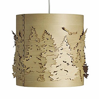 UT I NATUREN: Lyst treverk og motiv av norske skoger, lampen Norwegian Forest spiller på nordmenns kjærlighet til natur og skog. UT I NATUREN: Lyst treverk og motiv av norske skoger, lampen Norwegian Forest spiller på nordmenns kjærlighet til natur og skog.
