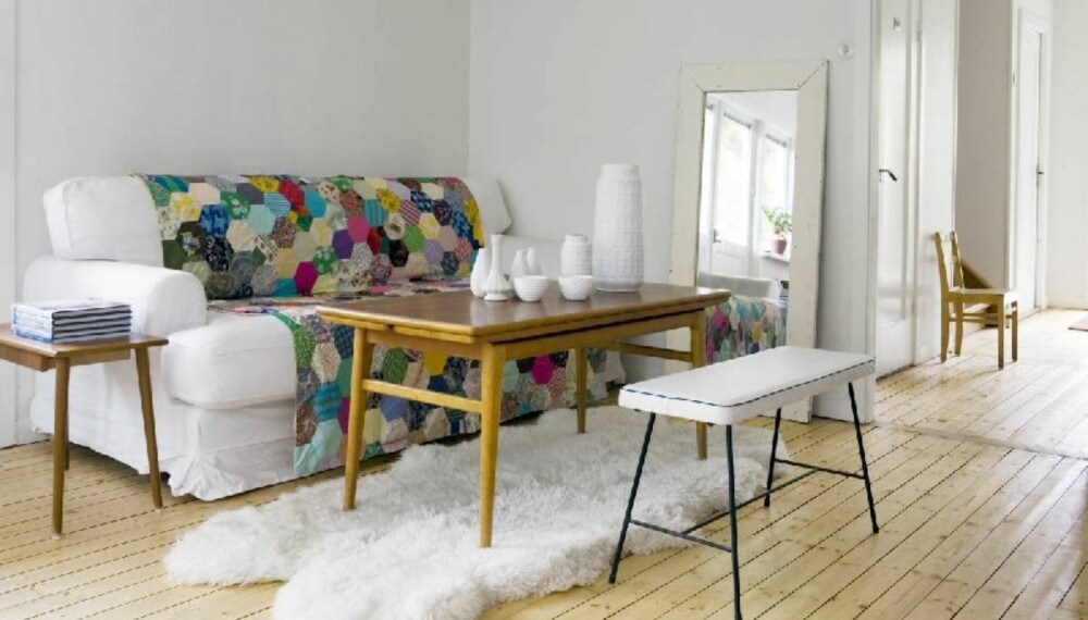 En spennende kombinasjon av retro og landlig stil fungerer utmerket i stua. Sofaen fra Ikea er frisket opp med et fargerikt patchworkteppe lagd av kluter som er sydd sammen. Mari bytter ut teppet innimellom - og skaper på den måten nye uttrykk i stua. Speilet sikrer ekstra romfølelse. En spennende kombinasjon av retro og landlig stil fungerer utmerket i stua. Sofaen fra Ikea er frisket opp med et fargerikt patchworkteppe lagd av kluter som er sydd sammen. Mari bytter ut teppet innimellom - og skaper på den måten nye uttrykk i stua. Speilet sikrer ekstra romfølelse.