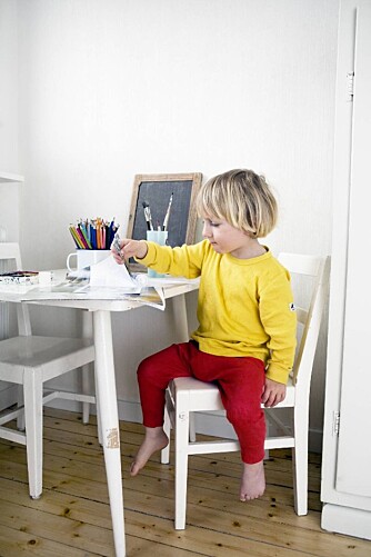 I gangen i andre etasje i boligen har Milo (5) og Misha (3) fått sitt eget, lille kreative hjørne. I et skap har de papir, fargestifter og annet materiale lett tilgjengelig. Her jobber Milo iherdig med å sikre rett blåfarge. I gangen i andre etasje i boligen har Milo (5) og Misha (3) fått sitt eget, lille kreative hjørne. I et skap har de papir, fargestifter og annet materiale lett tilgjengelig. Her jobber Milo iherdig med å sikre rett blåfarge.