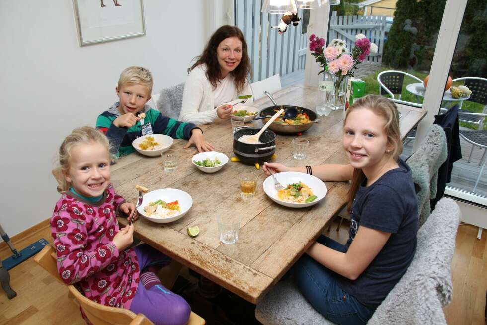 SPENNENDE: Hege K. Fosser Pedersen og barna Idun (5), Birk (8) og Dina (12) synes det er spennende med nye middagsretter. SPENNENDE: Hege K. Fosser Pedersen og barna Idun (5), Birk (8) og Dina (12) synes det er spennende med nye middagsretter.