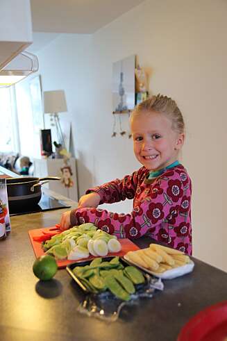 VIL SMAKE: - Mamma, kan jeg smake på gulerøttene? Idun (5) forsøker å korte ned ventetiden til middag. VIL SMAKE: - Mamma, kan jeg smake på gulerøttene? Idun (5) forsøker å korte ned ventetiden til middag.