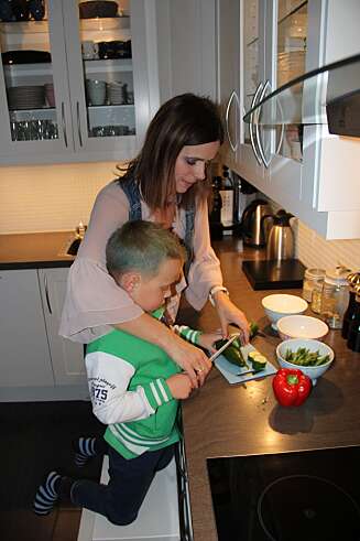 HJELPER TIL: - Skal jeg skjære det sånn, mamma? Markus (5) hjelper gjerne til med å kutte grønsaker. HJELPER TIL: - Skal jeg skjære det sånn, mamma? Markus (5) hjelper gjerne til med å kutte grønsaker.