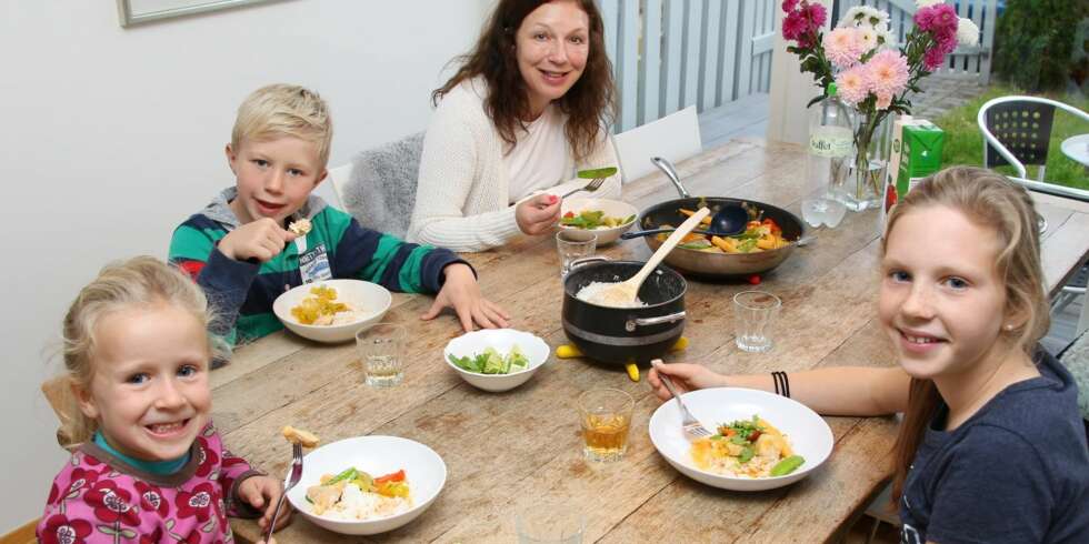SPENNENDE: Hege K. Fosser Pedersen og barna Idun (5), Birk (8) og Dina (12) synes det er spennende med nye middagsretter. SPENNENDE: Hege K. Fosser Pedersen og barna Idun (5), Birk (8) og Dina (12) synes det er spennende med nye middagsretter.