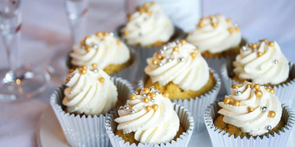 FESTSTEMT: Kristine Ilstad anbefaler champagne-cupcakes med hvit sjokolade til nyttårsfesten. FESTSTEMT: Kristine Ilstad anbefaler champagne-cupcakes med hvit sjokolade til nyttårsfesten.