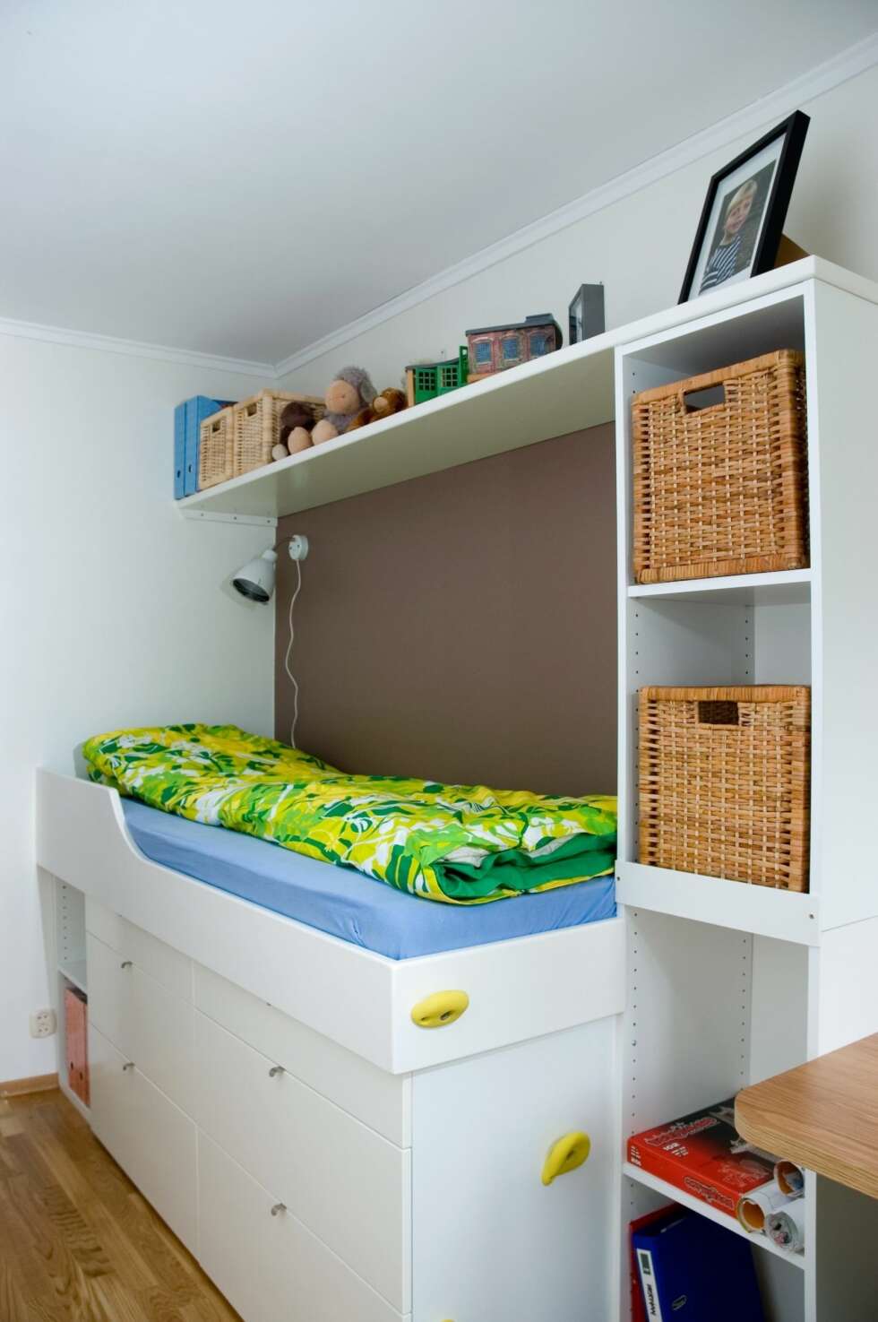 Tenkt alternativt når du skal kjøpe ny seng til barnet ditt. Du kan bruke skap, for eksempel fra Ikea, og bygge en seng over den. Da får du smart oppbevaring i tillegg til en hyggelig soveplass for barnet. Bygg hyller rundt. FOTO: Bård Jørgensen Tenkt alternativt når du skal kjøpe ny seng til barnet ditt. Du kan bruke skap, for eksempel fra Ikea, og bygge en seng over den. Da får du smart oppbevaring i tillegg til en hyggelig soveplass for barnet. Bygg hyller rundt. FOTO: Bård Jørgensen