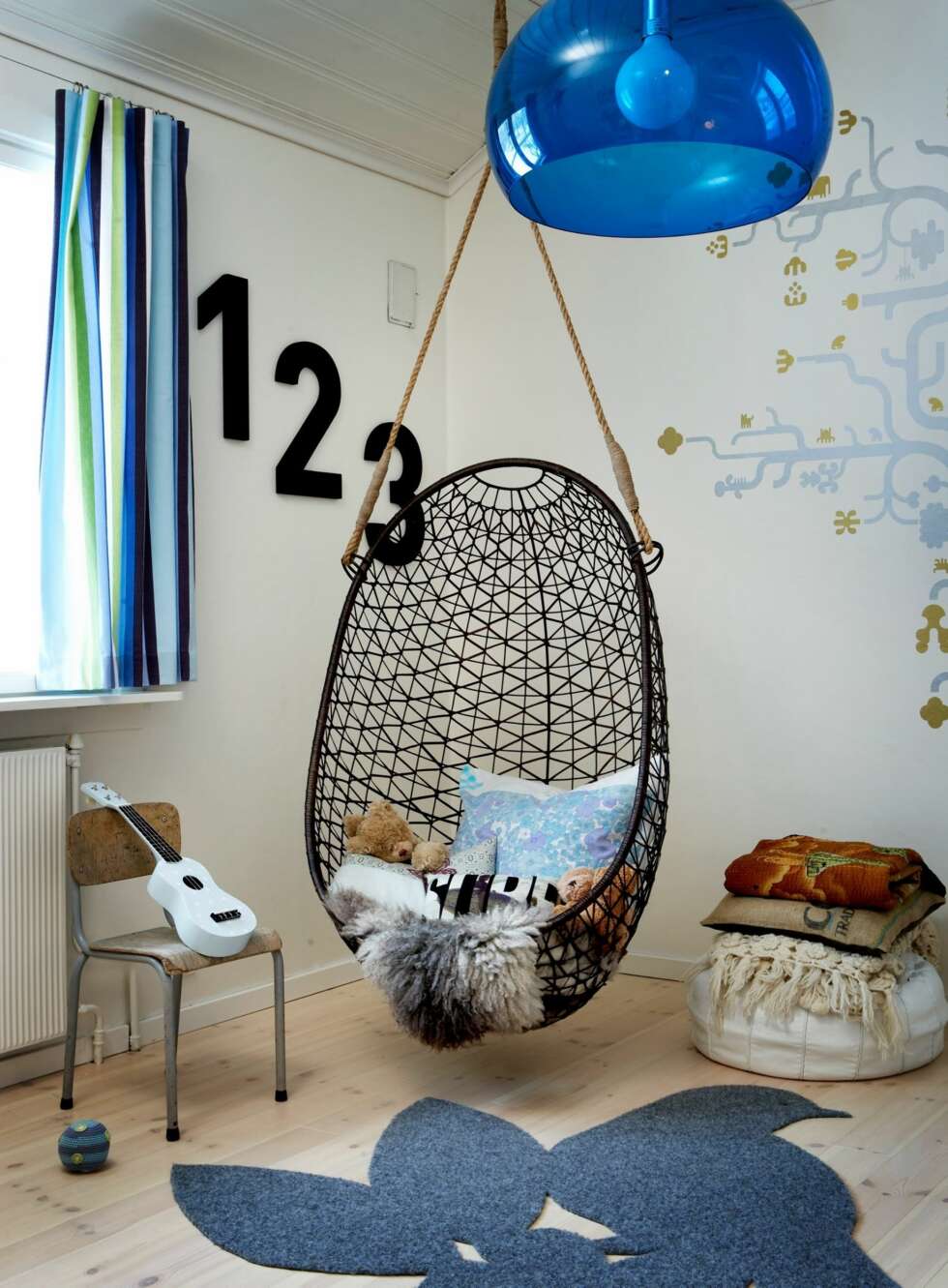 MED BEIN SOM DINGLER: La den lille få en egen hengestil som du fester i taket. Der kan hun/ han dingle med beina og ta livet med ro. Lampen i blått er fra Kartell, finnes i mange farger og gjør seg på et barnerom. FOTO: Margaret De Lange MED BEIN SOM DINGLER: La den lille få en egen hengestil som du fester i taket. Der kan hun/ han dingle med beina og ta livet med ro. Lampen i blått er fra Kartell, finnes i mange farger og gjør seg på et barnerom. FOTO: Margaret De Lange