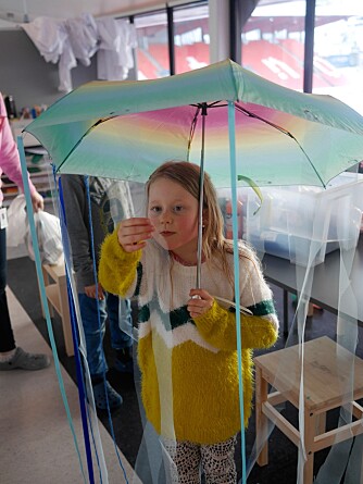 MANET: Dette manetkostymet er morsomt og ekstremt enkel å lage. Filippa studerer manettrådene med stor interesse. Foto: Per Olav Sølvberg. MANET: Dette manetkostymet er morsomt og ekstremt enkel å lage. Filippa studerer manettrådene med stor interesse. Foto: Per Olav Sølvberg.