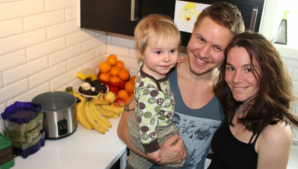 OPPDRAR SØNNEN VEGETARISK: Espen Aleksander Larsen og Anna Marie Korneliussen Rigolet ønsker at sønnen Miko Ulv Korneliussen Larsen skal leve så vegetarisk som mulig. Når han blir gammel nok til å velge selv skal han få lov til det. Foto: Hanne Mari Skappel. OPPDRAR SØNNEN VEGETARISK: Espen Aleksander Larsen og Anna Marie Korneliussen Rigolet ønsker at sønnen Miko Ulv Korneliussen Larsen skal leve så vegetarisk som mulig. Når han blir gammel nok til å velge selv skal han få lov til det. Foto: Hanne Mari Skappel.