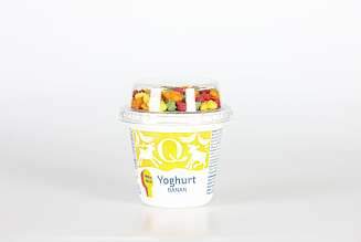 LØRDAGSGODT: Søt yoghurt med godteri på toppen. Dette er ikke hverdagsmat for barn. LØRDAGSGODT: Søt yoghurt med godteri på toppen. Dette er ikke hverdagsmat for barn.