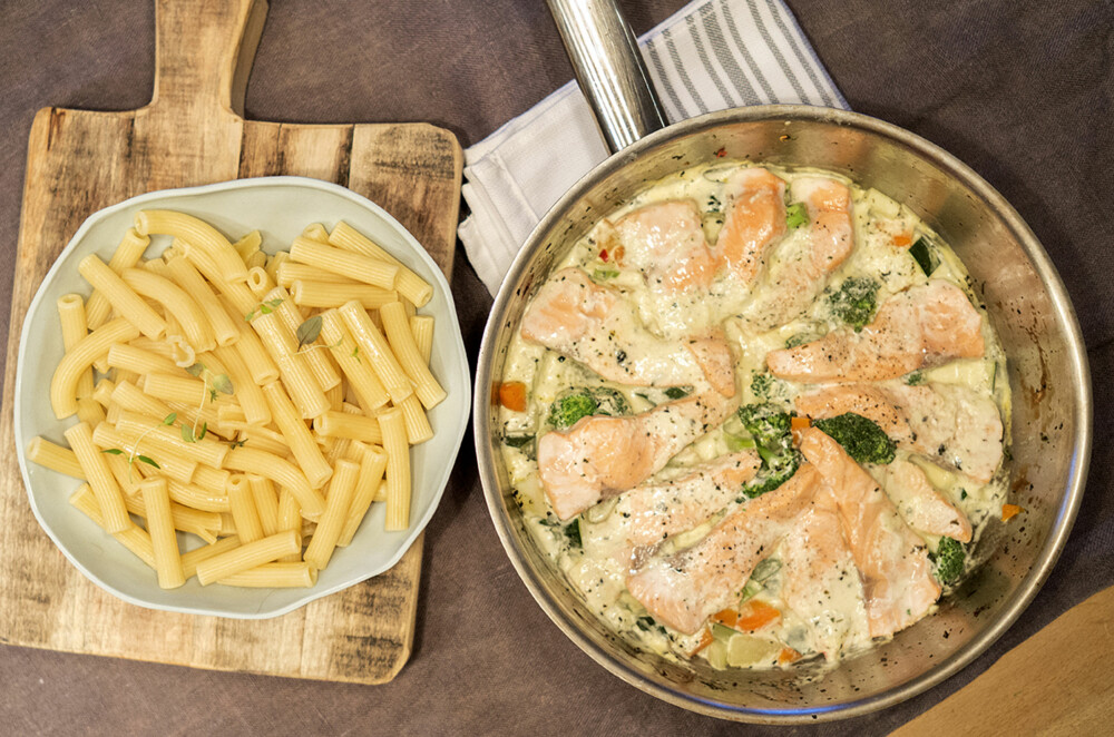 FISKEMIDDAG PÅ 20 MINUTTER: Laks og pasta i en fei. FISKEMIDDAG PÅ 20 MINUTTER: Laks og pasta i en fei.