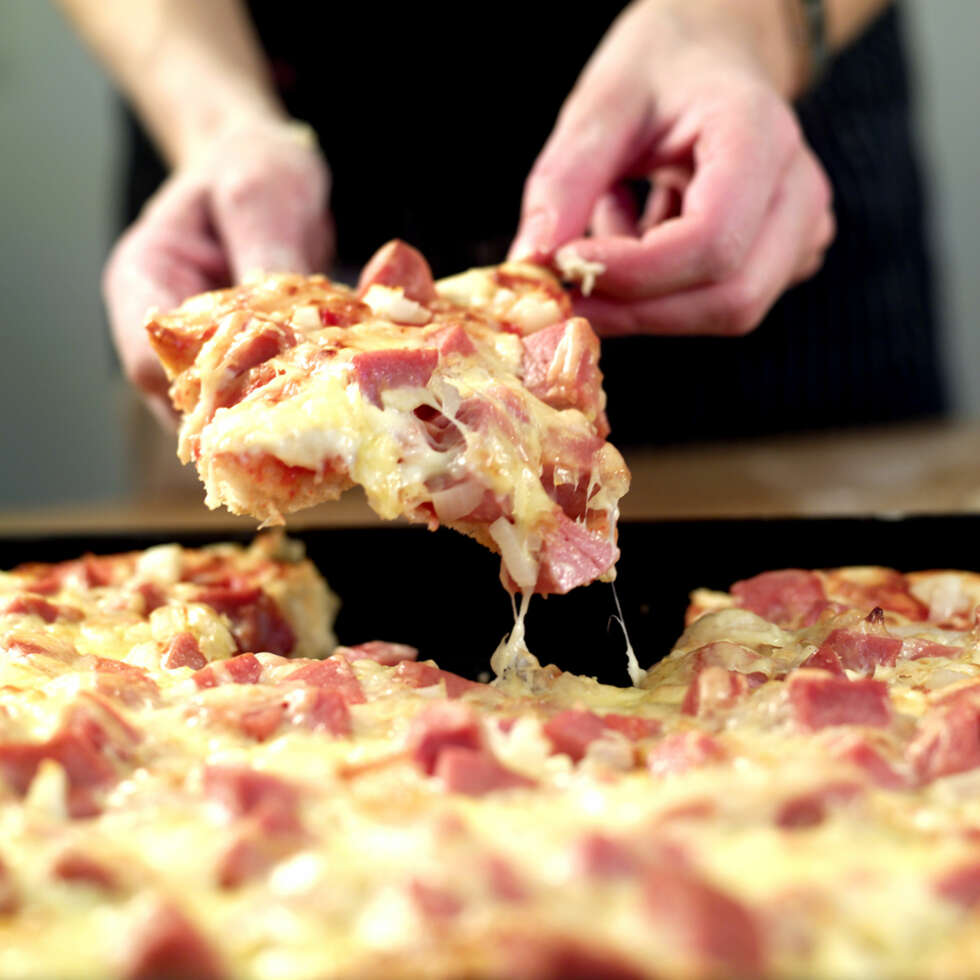 SÅNN LAGDE VI PIZZA I TRØNDELAG PÅ 80-TALLET: Pølsepizzaen er fremdeles en slager i heimen SÅNN LAGDE VI PIZZA I TRØNDELAG PÅ 80-TALLET: Pølsepizzaen er fremdeles en slager i heimen