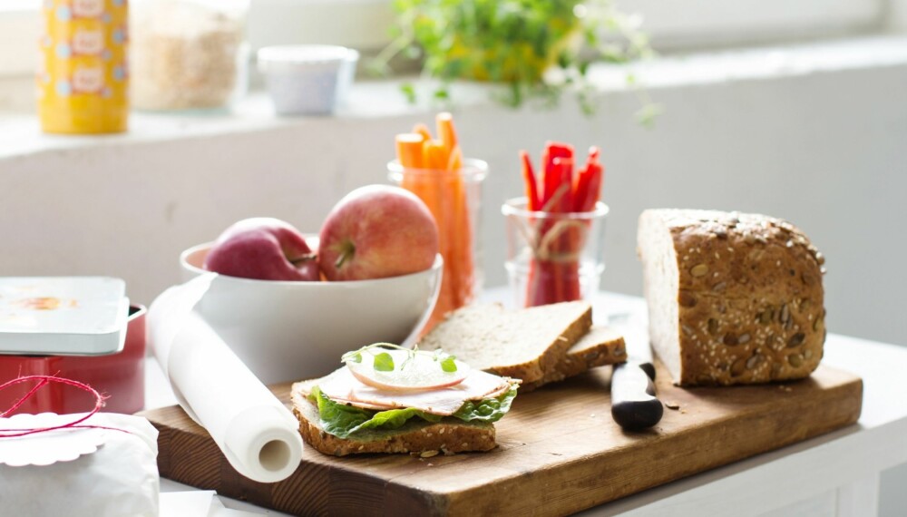 MATPAKKE TIL BARN: Hold humøret og matlysten oppe med god og variert mat. Og du, husk at grovt brød inneholder mer enn 50 prosent sammalt mel. De grove typene inneholder fiber som er bra for fordøyelsen, og som gir langvarig metthetsfølelse. Foto: Line Dammen. MATPAKKE TIL BARN: Hold humøret og matlysten oppe med god og variert mat. Og du, husk at grovt brød inneholder mer enn 50 prosent sammalt mel. De grove typene inneholder fiber som er bra for fordøyelsen, og som gir langvarig metthetsfølelse. Foto: Line Dammen.