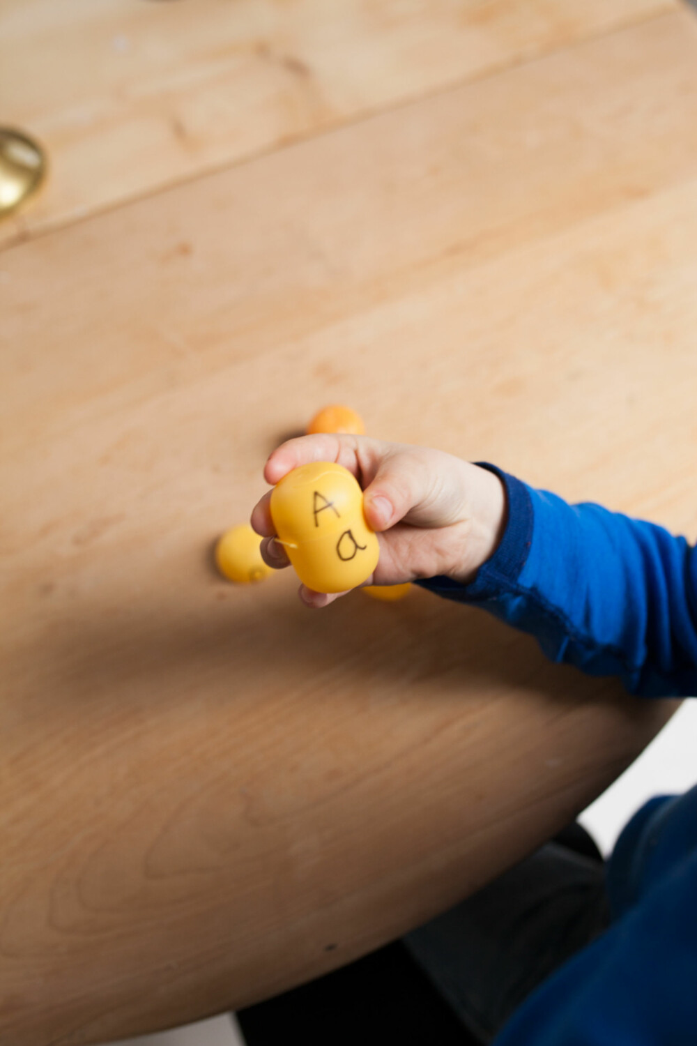 KINDEREGG: Å tegne på kinderegg kan lære ungene forskjellen på store og små bokstaver. KINDEREGG: Å tegne på kinderegg kan lære ungene forskjellen på store og små bokstaver.