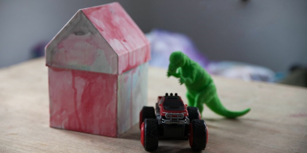 KOMPONÉR EN TREKANT: Huset, dinosauren og bilen lager sammen formen av en trekant. Dette er enkel komposisjon for barn. KOMPONÉR EN TREKANT: Huset, dinosauren og bilen lager sammen formen av en trekant. Dette er enkel komposisjon for barn.