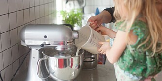KLARER SELV: La barna bruke desilitermål og vekt til å veie og måle. La meg få holde den helt selv, sier Filippa til mamma. Foto: Per Olav Sølvberg. KLARER SELV: La barna bruke desilitermål og vekt til å veie og måle. La meg få holde den helt selv, sier Filippa til mamma. Foto: Per Olav Sølvberg.