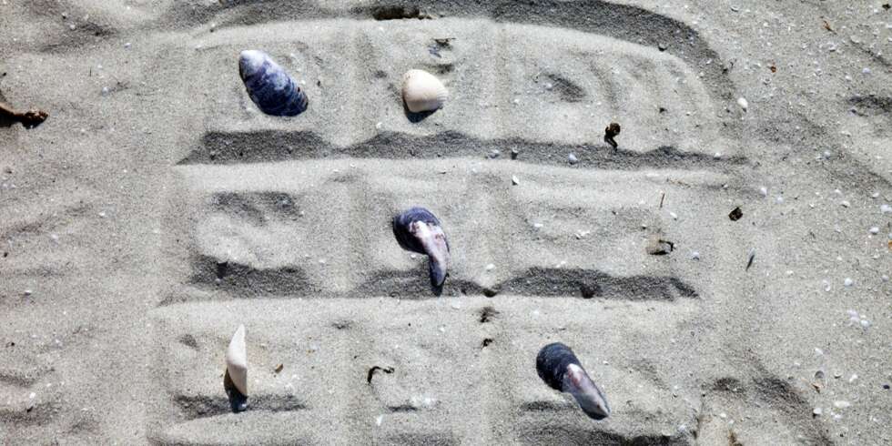 MORO I SANDEN: Tripp trapp tresko er en eldgammel lek fra oldtidens Egypt. I gamle Egypt regnet de seg frem til muligheten for å få tre på rad. MORO I SANDEN: Tripp trapp tresko er en eldgammel lek fra oldtidens Egypt. I gamle Egypt regnet de seg frem til muligheten for å få tre på rad.