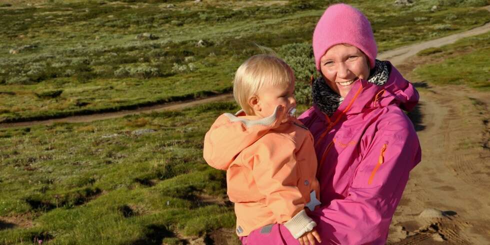 STEINALDERKOST: Elly (17 md.) har aldri fått grøt, mat på glass eller kaker; hun har utelukkende spist paleo-mat - såkalt "steinalderkost". STEINALDERKOST: Elly (17 md.) har aldri fått grøt, mat på glass eller kaker; hun har utelukkende spist paleo-mat - såkalt "steinalderkost".