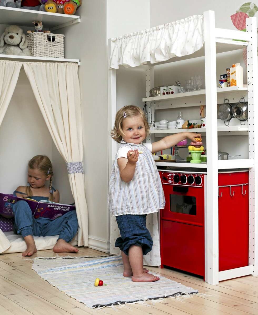 GOD HYLLEPLASS: Mia elsker kjøkkenkroken sin. På hyllene har hun plass til alt hun trenger og det er lett å holde orden. Nora kryper gjerne inn i kosekroken med en bok, mens hun venter på servering. FOTO: Bjørg Hexeberg Staveli. GOD HYLLEPLASS: Mia elsker kjøkkenkroken sin. På hyllene har hun plass til alt hun trenger og det er lett å holde orden. Nora kryper gjerne inn i kosekroken med en bok, mens hun venter på servering. FOTO: Bjørg Hexeberg Staveli.