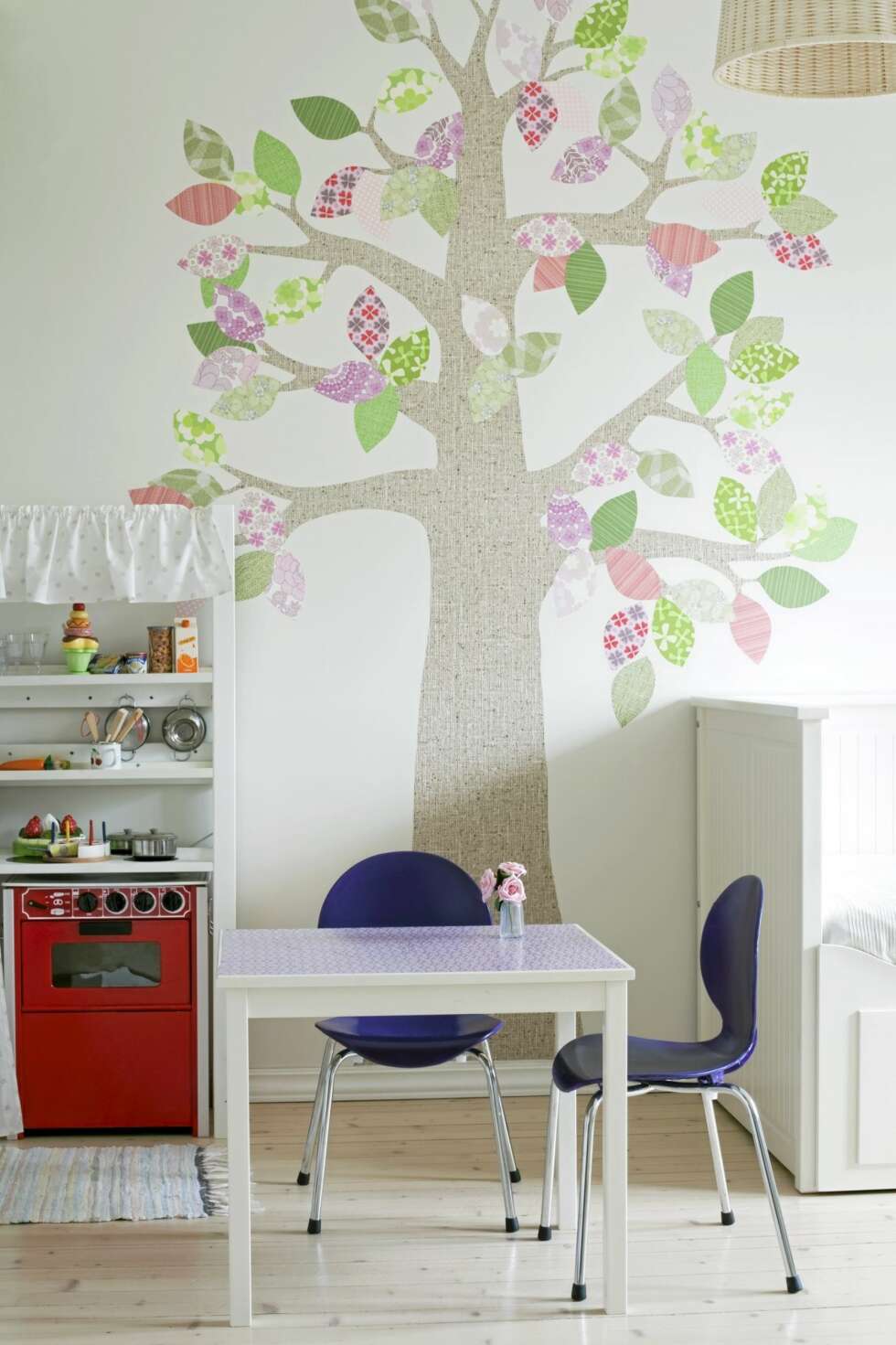 VEGGDEKORASJON: Treet er av retrotapet og kjøpt direkte fra den nederlandske designeren Inke. Bordet er fra Ikea og stoler fra Hilmers Hus. De var opprinnelig rosa, men er malt i sterk lillafarge. FOTO: Bjørg Hexeberg Staveli. VEGGDEKORASJON: Treet er av retrotapet og kjøpt direkte fra den nederlandske designeren Inke. Bordet er fra Ikea og stoler fra Hilmers Hus. De var opprinnelig rosa, men er malt i sterk lillafarge. FOTO: Bjørg Hexeberg Staveli.