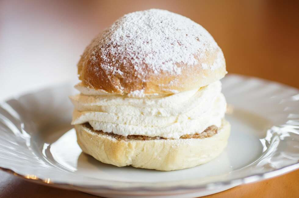 KRISTINES FAVORITT: Fastelavnsboller med makronmasse, krem og melisdryss. KRISTINES FAVORITT: Fastelavnsboller med makronmasse, krem og melisdryss.