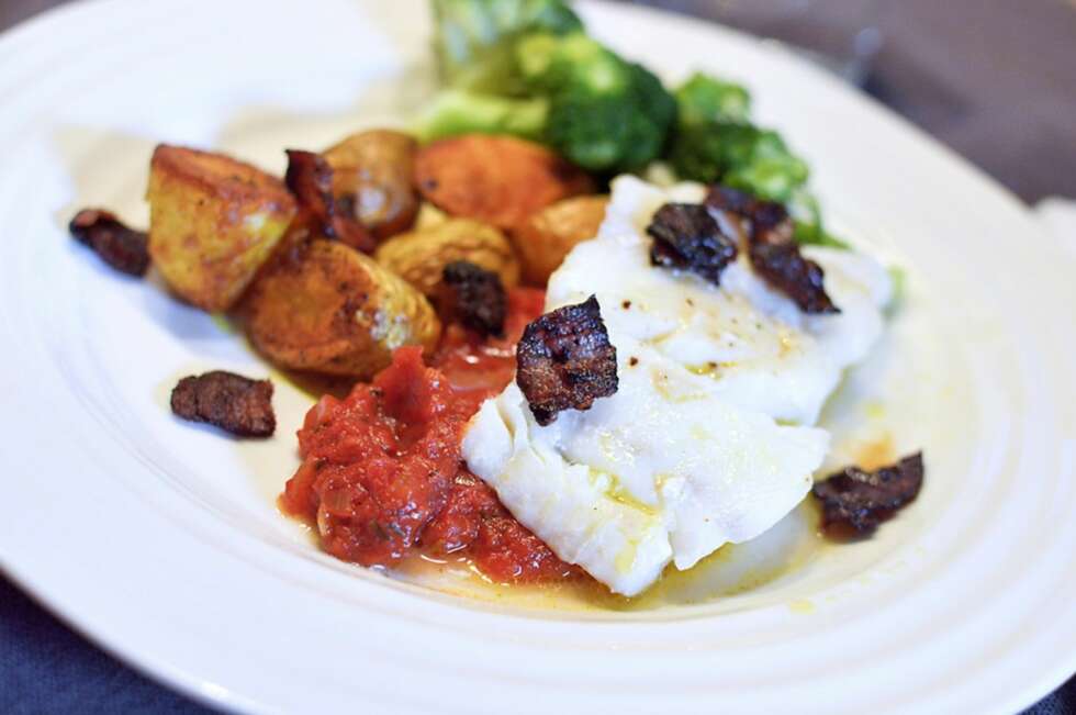 SKREI MED BACON OG TOMATSAUS: Fargerik fiskemiddag! SKREI MED BACON OG TOMATSAUS: Fargerik fiskemiddag!