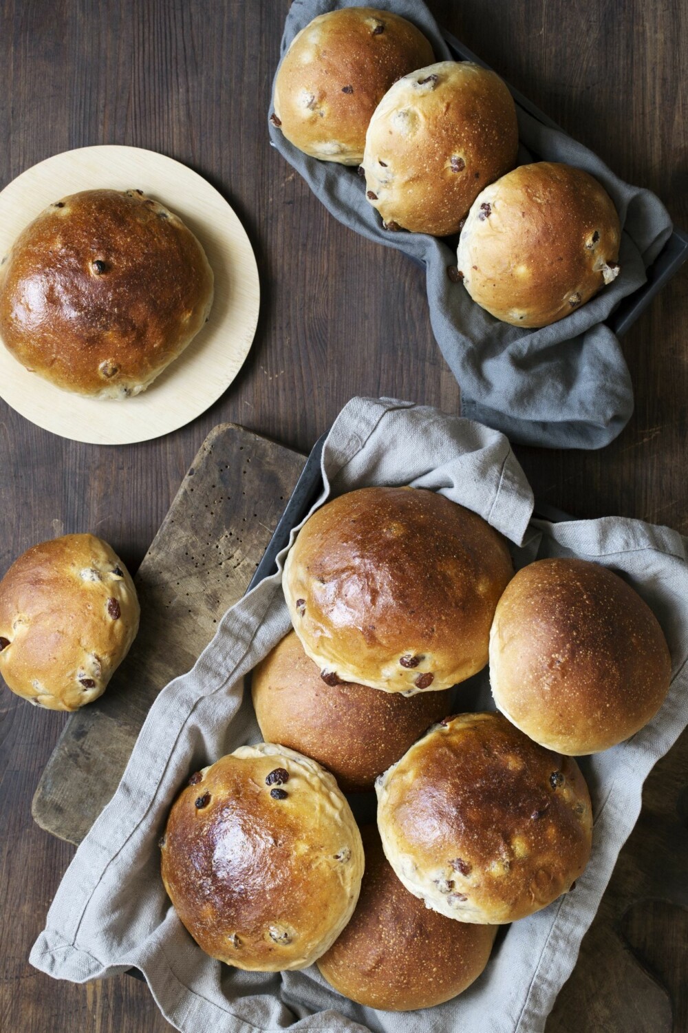 ROSINBOLLER: Fantastiske rosinboller som sprer godlukt i hele huset når de stekes. ROSINBOLLER: Fantastiske rosinboller som sprer godlukt i hele huset når de stekes.