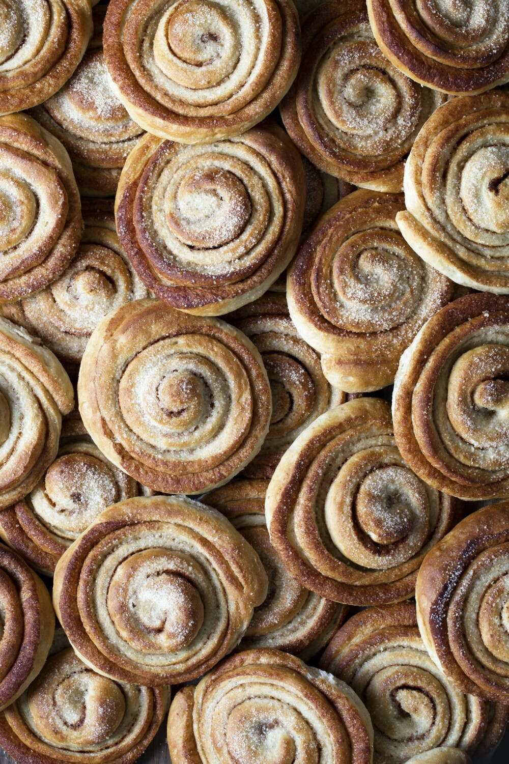 SKILLINGSBOLLER: Kanelboller eller kanelsnurrer. Samme hva du kaller dem blir de garantert spist opp. SKILLINGSBOLLER: Kanelboller eller kanelsnurrer. Samme hva du kaller dem blir de garantert spist opp.